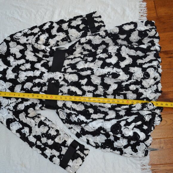 Samuel Dong 3D Floral Black and White Coat Large - Picture 11 of 16